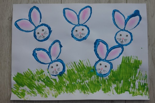 Têtes de lapins de Pâques dans l'herbe