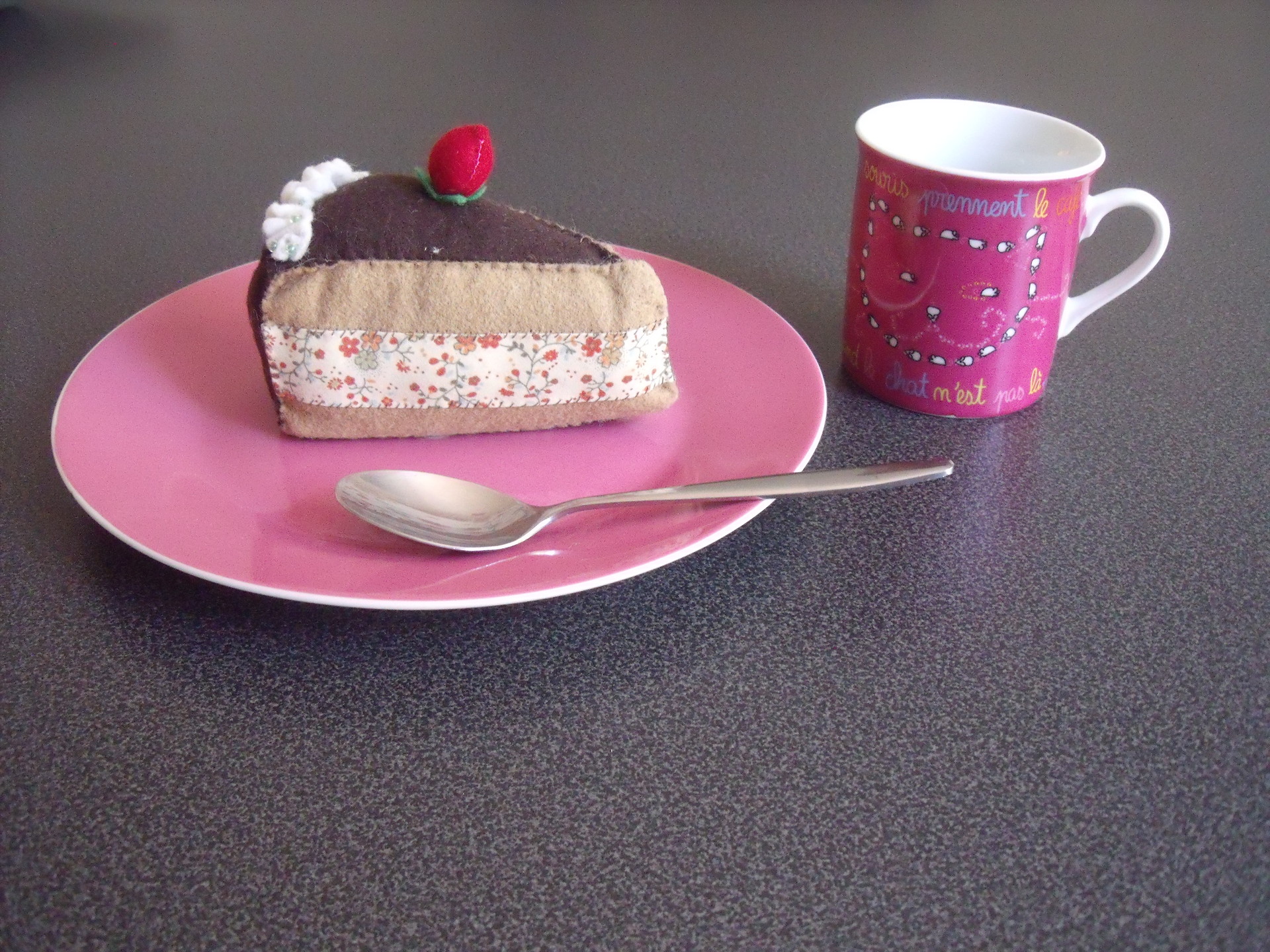 Une part de gâteau avec le café